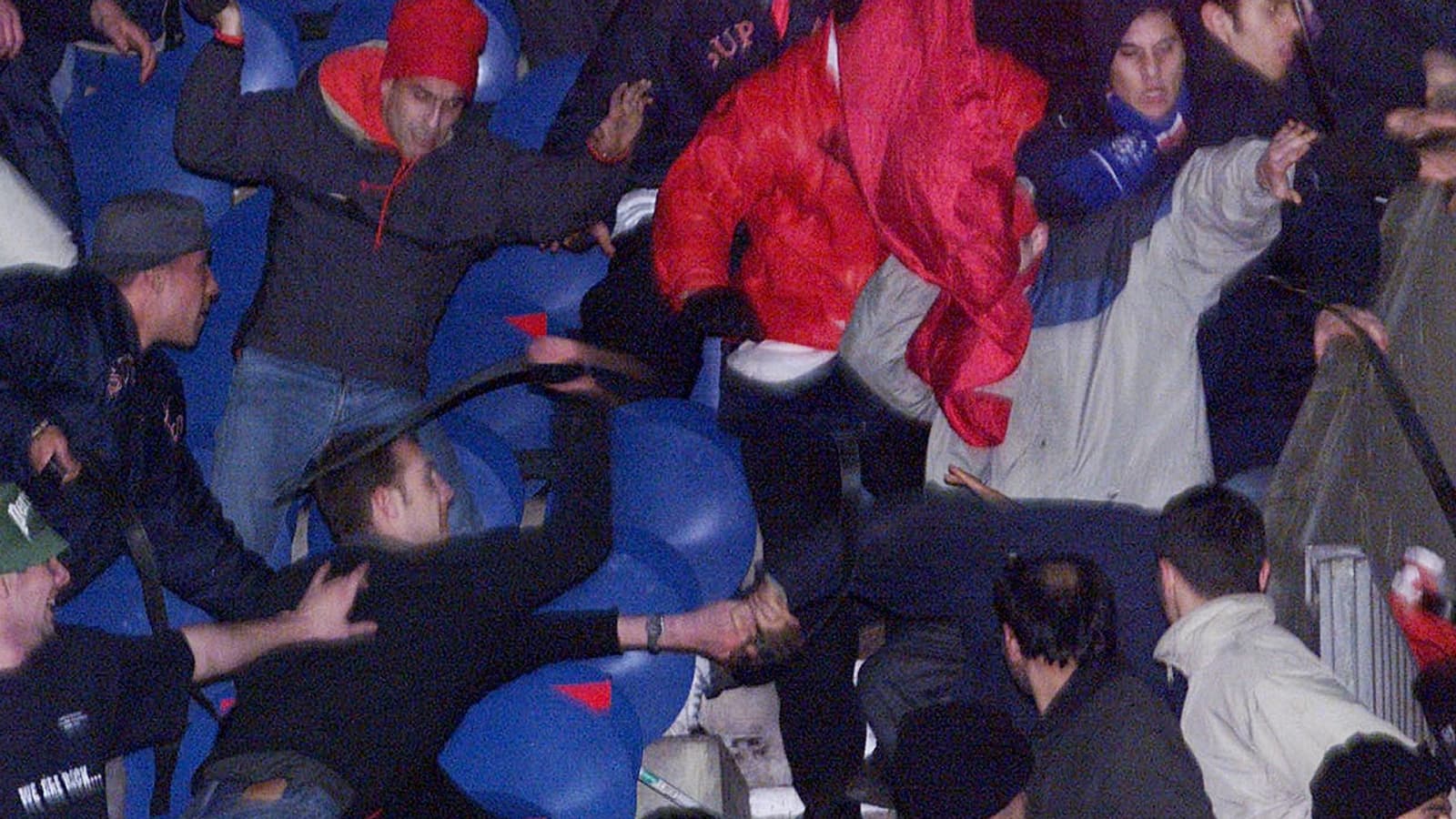 Affrontement entre supporters parisiens et de Galatasaray, en mars 2001 Affrontement entre supporters parisiens et de Galatasaray, en mars 2001