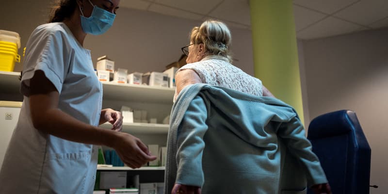 Une employée de la maison de retraite Les Cazelles s'apprête à vacciner Emilienne Doutart, résidente de 88 ans, contre la grippe saisonnière à Bozouls, dans le sud de la France, le 14 octobre 2020 (photo d'illustration)