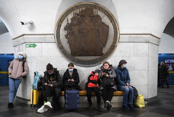 Des Ukrainiens dans le métro de Kiev le 24 février 2022