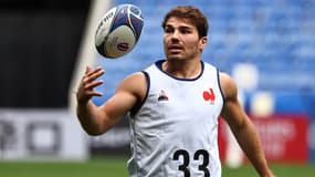 Antoine Dupont ballon en main et coquard sous l'oeil droit, le 4 octobre 2023, à l'entraînement du XV de France 