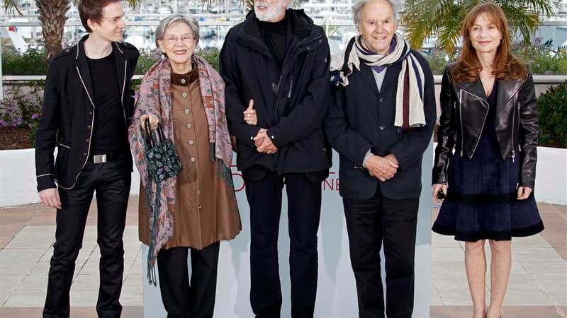 Michael Haneke (au centre), en compagnie de ses acteurs Alexandre Tharaud, Emmanuelle Riva, Jean-Louis Trintignant et Isabelle Huppert. Le réalisateur autrichien, déjà récompensé à Cannes par une Palme d'or en 2009 pour "Le ruban blanc" et par un Grand Pr