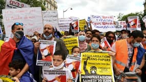 Manifestants demandant la régularisation de sans-papiers à Paris le 20 juin 2020