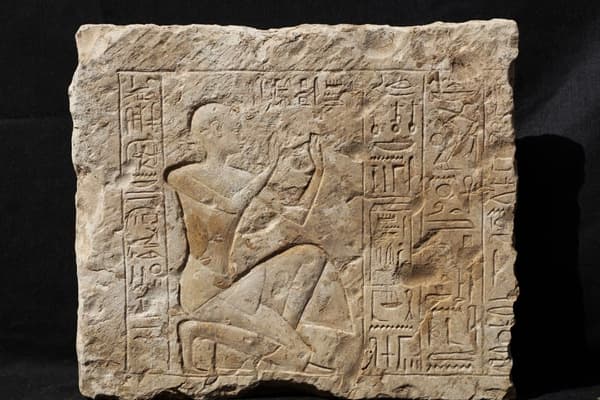 Une plaque gravée de hiéroglyphes, découvertes dans les fouilles du temple de Ramsès II. 