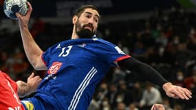 Le handballeur français Nikola Karabatic, face au Danemark, lors de l'Euro, le 30 janvier 2022 à Budapest