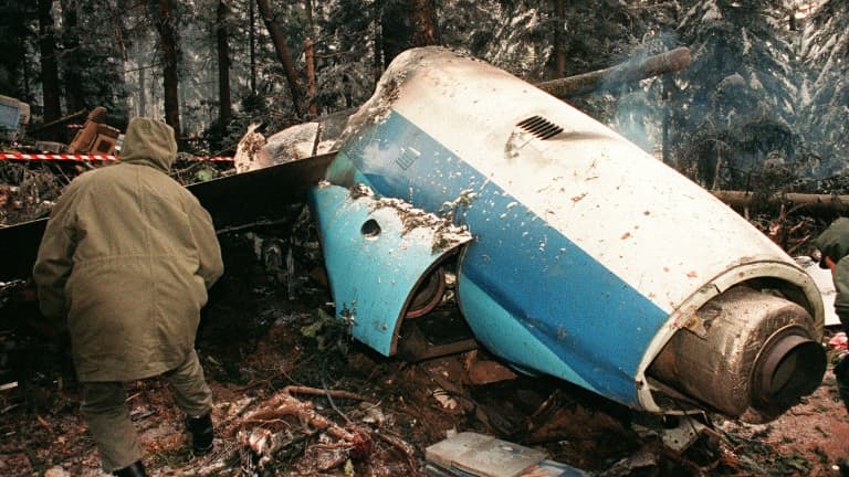 Des secouristes recherchent des survivants à travers les débris de l'Airbus A320 qui s'est écrasé sur le Mont Sainte-Odile (Bas-Rhin) le 20 janvier 1992.