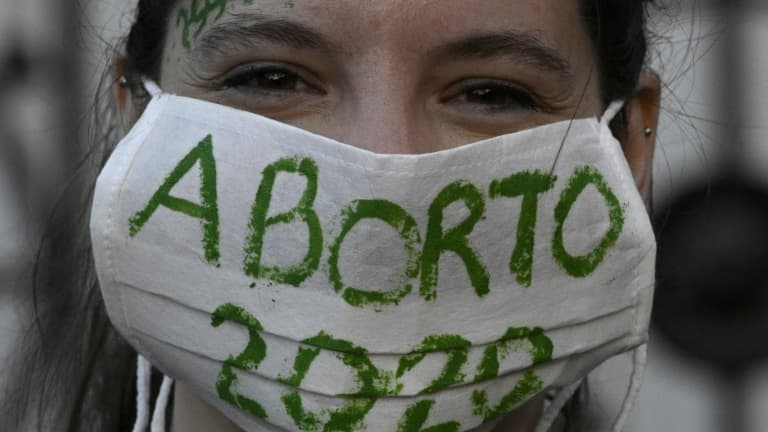 Une activiste en faveur de l'avortement en Argentine lors d'une manifestation le 18 novembre 2020 à Buenos Aires. (Photo d'illustration)