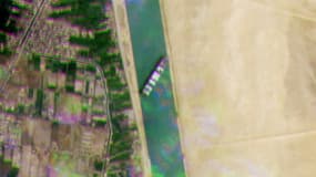 Une image satellite fournie par Planet Labs Inc, montrant le porte-conteneurs géant MV Ever Given (Evergreen)qui s'est échoué dans le canal de Suez, une des routes commerciales les plus fréquentées du monde, le 24 mars 2021 en Egypte