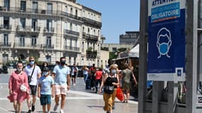 Des passants dans les rues de Montpellier où le masque est de nouveau obligatoire à l'extérieur le 27 juillet 2021.