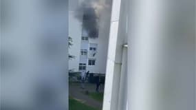 Le sauvetage d'une famille prise dans un appartement en feu. 