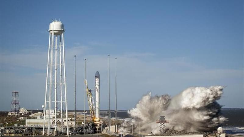 Une fusée américaine, baptisée Antares et construite par une compagnie privée en collaboration avec la Nasa pour assurer les missions vers la Station spatiale internationale (ISS), a effectué samedi son premier vol d'essai. /Photo prise le 21 arvil 2013/R