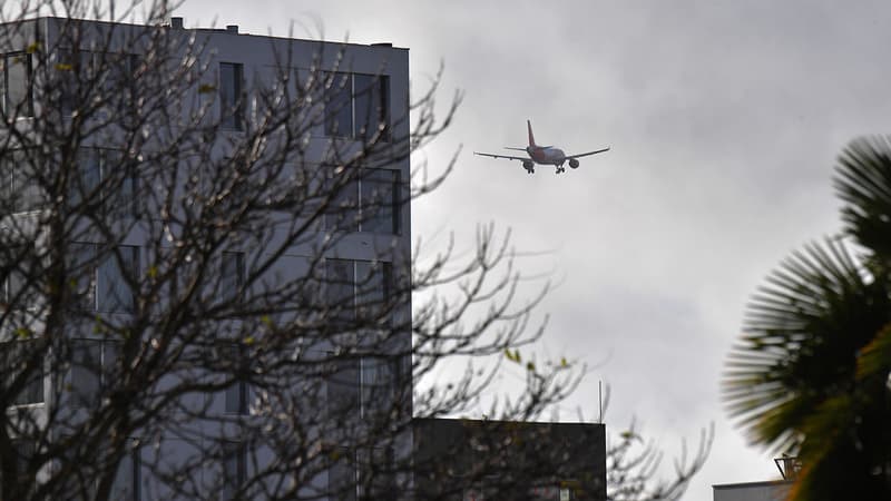 Un avion atterrissant à l'aéroport Nantes Atlantique