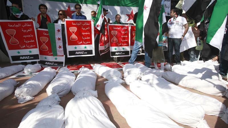 Des suaires, symbolisant les corps de manifestants tués en Syrie, sont placés à terre non loin du siège de la Ligue arabe au Caire. La Syrie ne participera pas à la réunion de la Ligue arabe, ce mercredi à Rabat (Maroc), qui doit entériner la décision de