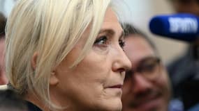 Marine Le Pen parlant aux journalistes au lendemain du deuxième tour des législatives, à Hénin-Beaumont, le 20 juin 2022