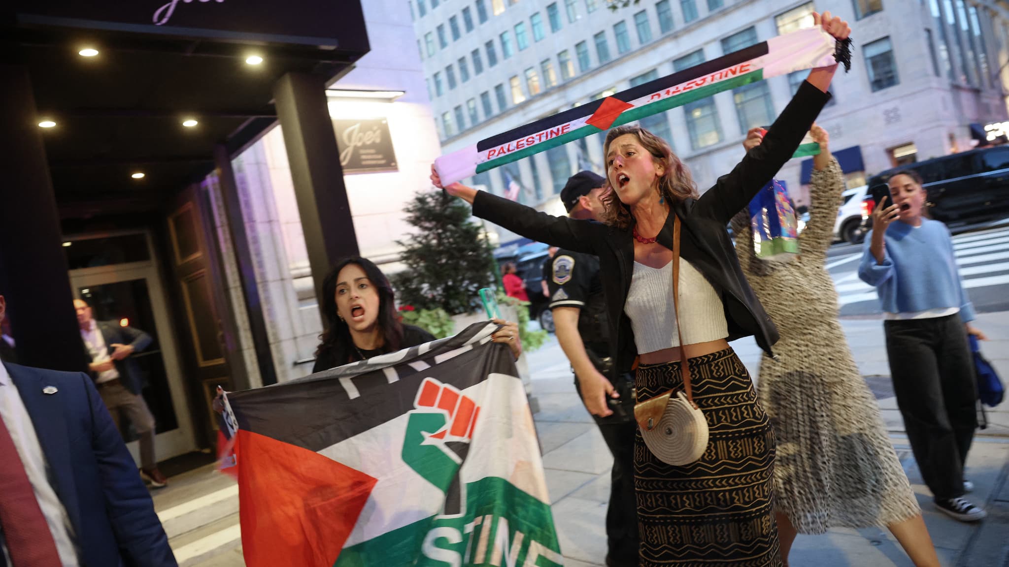 "HITLER DE NOTRE ÉPOQUE": DONALD TRUMP HUÉ PAR DES MANIFESTANTS PRO-PALESTINE DEVANT UN RESTAURANT À WASHINGTON