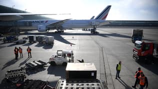 Un Boeing 777 à l'aéroport Roissy-Charles-De-Gaulles en 2022 en cours de chargement 