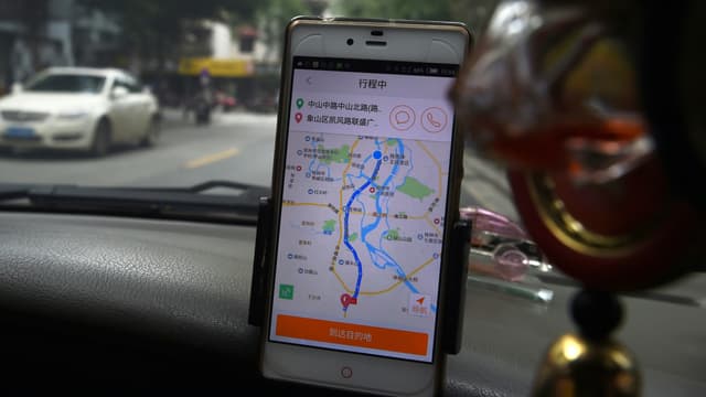 Chauffeur utilisant l'application Didi Chuxing