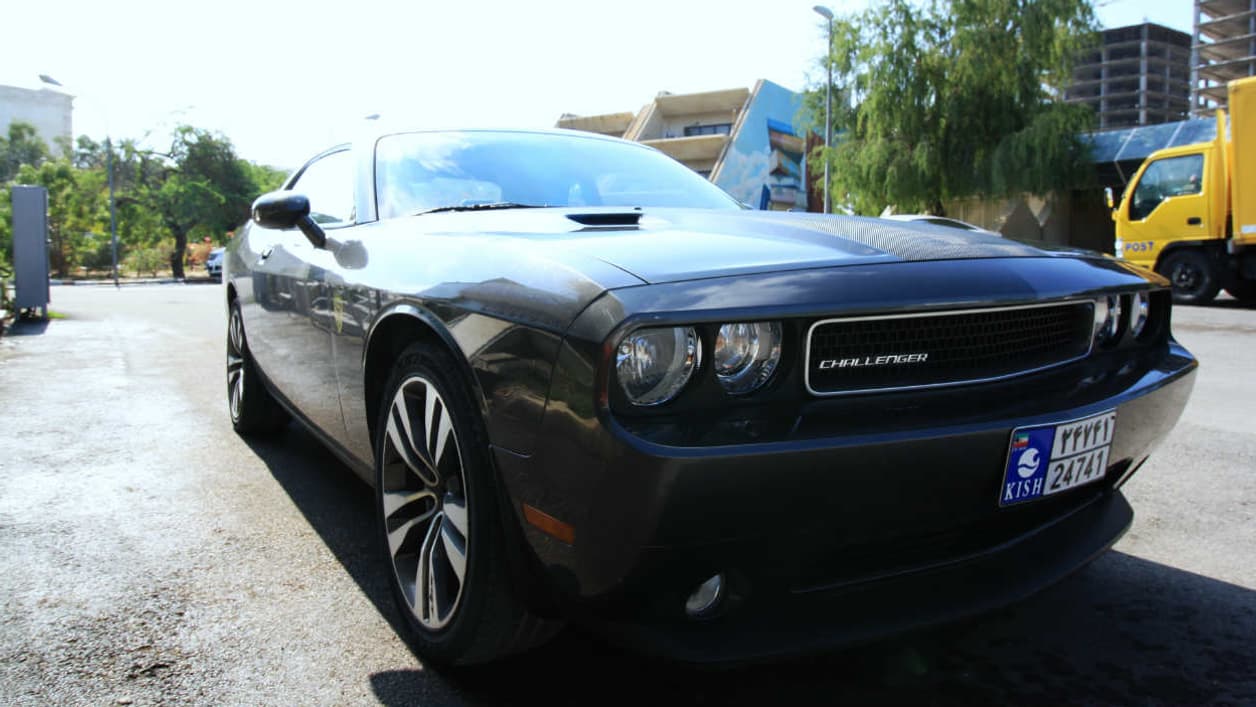 Une Dodge Challenger sur l'ile de Kish en Iran.