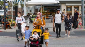 Des passants dans la ville côtière de Netanya, en Israël, le 19 juin 2021. 