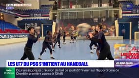 Les joueurs de football U17 du PSG s'initient au handball