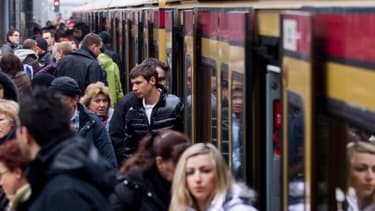 En Allemagne, il n'y a pas de salaire minimum généralisé. Mais l'explosion de la précarité dans le pays fait évoluer les mentalités.