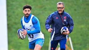 L'ouvreur Romain Ntamack à l'entraînement du XV de France sous le regard du sélectionneur Fabien Galthié à Marcoussis, le 28 janvier 2025