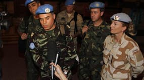 Le colonel marocain Ahmed Himmiche (au centre), qui dirige l'équipe des premiers observateurs de l'Onu en Syrie, mardi à Damas au retour d'un déplacement à Deraa, dans le sud du pays. En dépit des doutes exprimés par l'Onu, la Syrie a dit mercredi que le