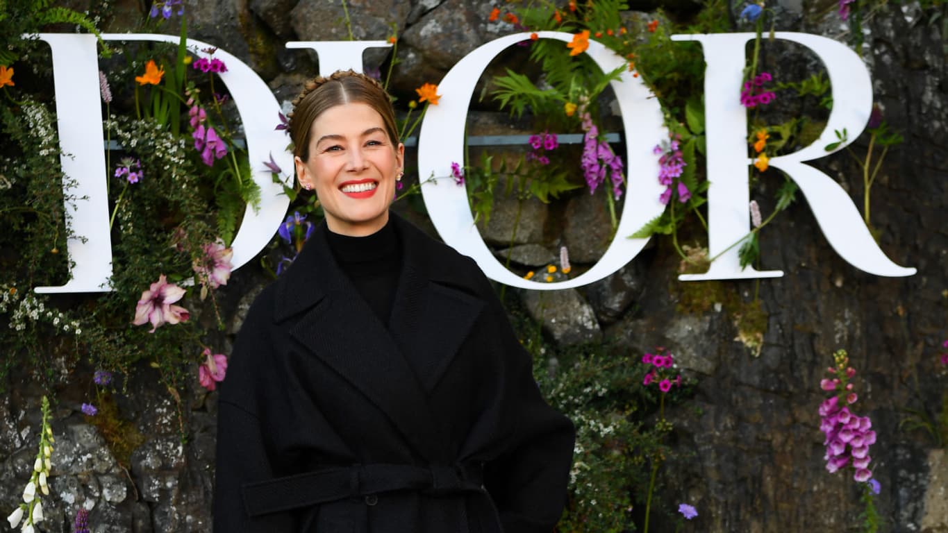 Rosamund Pike au défilé Croisière 2025 de Dior Rosamund Pike au défilé Croisière 2025 de Dior