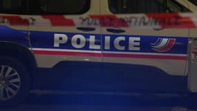 Une voiture de police stationnée dans le 19e arrondissement de Paris
