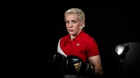 La boxeuse et policière française Maiva Hamadouche, qualifiée pour les Jeux Olympiques de Tokyo 2020, pose, lors d'une séance photo, le 15 juin 2021 à Paris