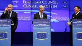 Le Premier ministre belge, Yves Leterme (à gauche), dont le pays assure la présidence tournante de l'UE, aux côtés du président du Conseil européen Herman Van Rompuy (au centre) et du président de la Commission européenne, José Manuel Barroso, en conféren
