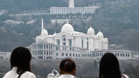 Des visiteurs admirant un musée de l'Église de l'Unification à Gapyeong en Corée du Sud, le 12 avril 2025. 