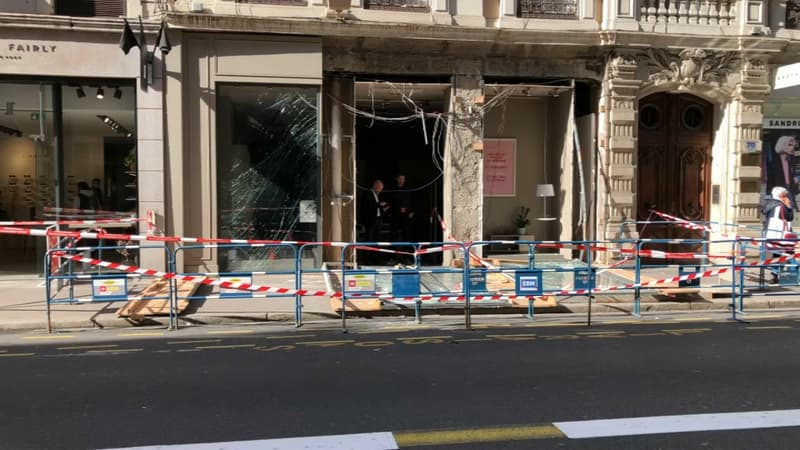 La devanture d'un magasin a été soufflée par une explosion à Lyon.