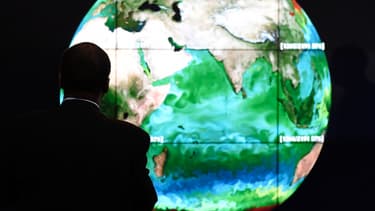 Un invité de la Cop21 contemple une projection du globe terrestre, le 30 novembre.