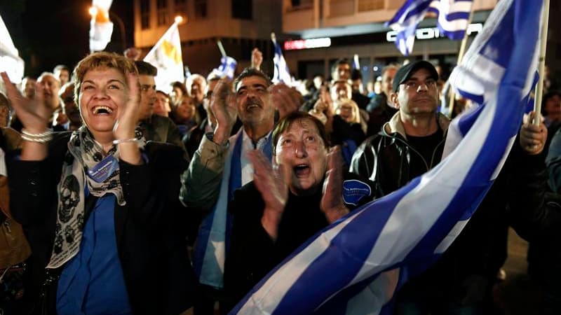 Partisans de Nicos Anastasiades célébrant sa victoire devant ses locaux de campagne à Nicosie. Le candidat conservateur a remporté une large victoire, dimanche, au second tour de l'élection présidentielle à Chypre, s'engageant à trouver rapidement un acco