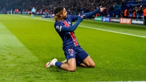 Bradley Barcola célèbre son but face à Brest, le 19 février au Parc des Princes