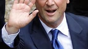 François Hollande reste en tête des primaires socialistes chez les sympathisants de gauche comme chez ceux du Parti socialiste devant Martine Aubry, selon un sondage OpinionWay-Fiducial pour Le Figaro et LCI. /Photo prise le 12 juillet 2011/REUTERS/Charle