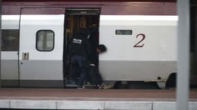 Des membres des forces spéciales néerlandaises arrête le forcené du Thalys bloqué en gare de Rotterdam, le 18 septembre 2015.