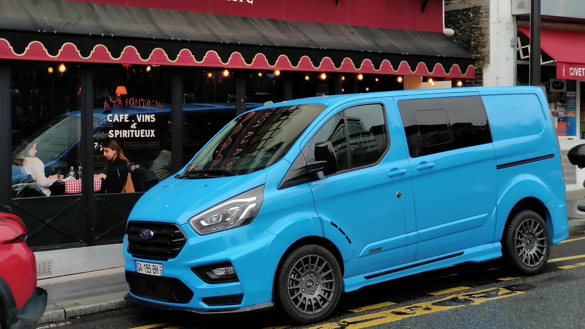  Si les teintes de peinture du Ford Transit Custom MS-RT peuvent surprendre sur un utilitaire, l'habitacle est aussi inédit sur ce type de véhicule.