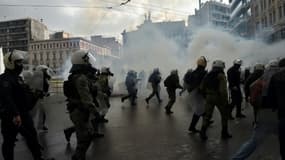 La police grecque intervient avec des gaz lacrymogène le 17 novembre 2020 à Athènes pour disperser la commémoration du soulèvement étudiant de 1973

