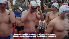 Prague: des centaines de Tchèques bravent le froid pour un bain dans l'eau gelée de la Vltava