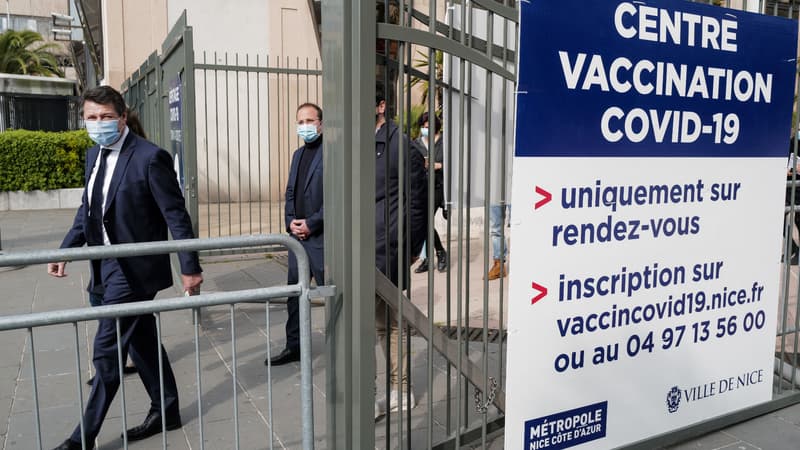 Le maire de Nice Christian Estrosi en déplacement au parc des expositions, transformé en centre de vaccination, le 6 mars 2021