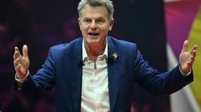 Le candidat communiste à la présidentielle, Fabien Roussel, lors de son discours au Cirque d'hiver, le 10 mars 2022