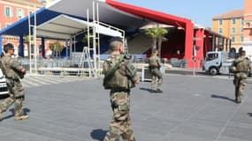 Des soldats patrouille dans le centre de Nice, le 12 juillet 2017, à la veille des commémoration de l'attentat meurtrier il y a un an