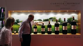 Les exportations de vins de Bordeaux vers la Chine ont encore progressé de 55% en volume en un an pour atteindre 523.000 hectolitres, selon les chiffres arrêtés à la fin du mois de juillet. /Photo prise le 29 mai 2012/REUTERS/Bobby Yip