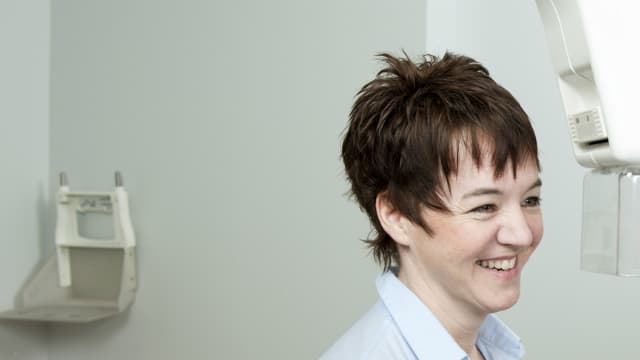 Les principaux risques connus et identifiés des traitements hormonaux des symptômes de la ménopause sont le cancer du sein et le cancer de l'endomètre.