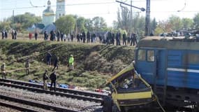 Une collision entre un car et un train de marchandises près de la ville industrielle de Marhanets, dans l'est de l'Ukraine, a fait 41 morts, dont deux enfants. /Photo prise le 12 octobre 2010/REUTERS/Pool