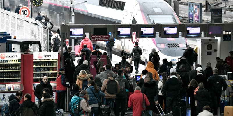 Des voyageurs font la queue pour prendre le train à la Gare de Lyon à Paris, le 2 décembre 2022, lors d'une grève organisée par les contrôleurs de la SNCF.