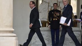 Les cotes de popularité de François Hollande et Jean-Marc Ayrault sont chacune en baisse d'un point, à 37%, dans un sondage Ifop publié par le Journal du Dimanche. /Photo prise le 17 octobre 2012/REUTERS/Piotr Snuss