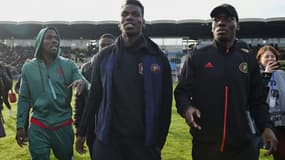 Le joueur de football Paul Pogba, entouré de ses frères Mathias (droite) et Florentin gauche), le 29 décembre 2019 au stade de Tours  