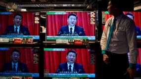 Des écrans dans un magasin d'électronique à Hong Kong montrent le président chinois Xi Jinping en train de prononcer un discours, le 18 octobre 2017.